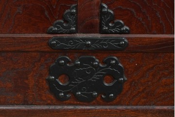 《天板取り付け加工費込み》　中古　美品　岩谷堂箪笥　奥行たっぷりサイズ!!　美しい木目と重厚な金具が目を引く衣装箪笥　(R-085497)