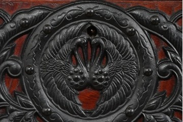 《天板取り付け加工費込み》　中古　美品　岩谷堂箪笥　奥行たっぷりサイズ!!　美しい木目と重厚な金具が目を引く衣装箪笥　(R-085497)