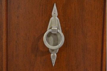 中古　美品　DREXEL HERITAGE(ドレクセルヘリテイジ)　Triune(トライユン)　クラシカルな佇まいと美しい杢目が映えるドラムテーブル　(R-085498)