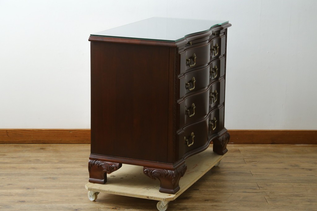 中古　美品　中央アメリカ製　マホガニー材　ゴールドの金具と彫刻装飾がクラシカルな拡張式テーブル付きチェスト　(R-085499)