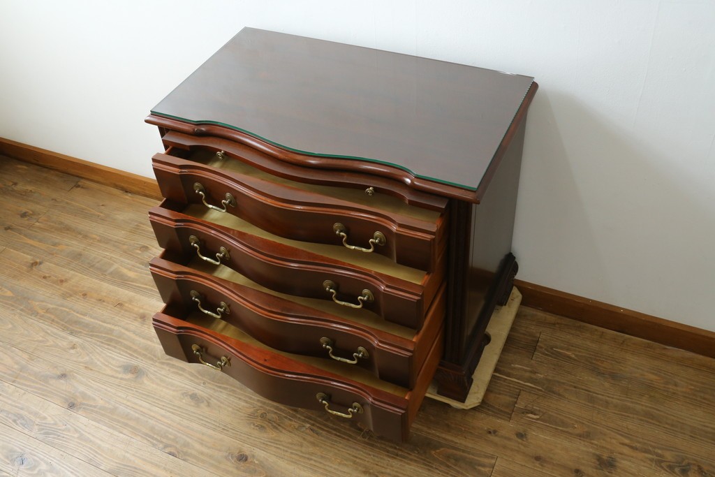 中古　美品　中央アメリカ製　マホガニー材　ゴールドの金具と彫刻装飾がクラシカルな拡張式テーブル付きチェスト　(R-085499)