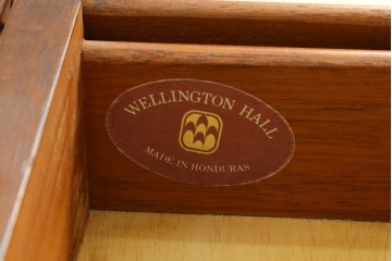 中古　美品　中央アメリカ製　マホガニー材　ゴールドの金具と彫刻装飾がクラシカルな拡張式テーブル付きチェスト　(R-085499)