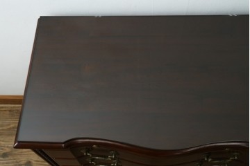 中古　美品　中央アメリカ製　マホガニー材　ゴールドの金具と彫刻装飾がクラシカルな拡張式テーブル付きチェスト　(R-085499)
