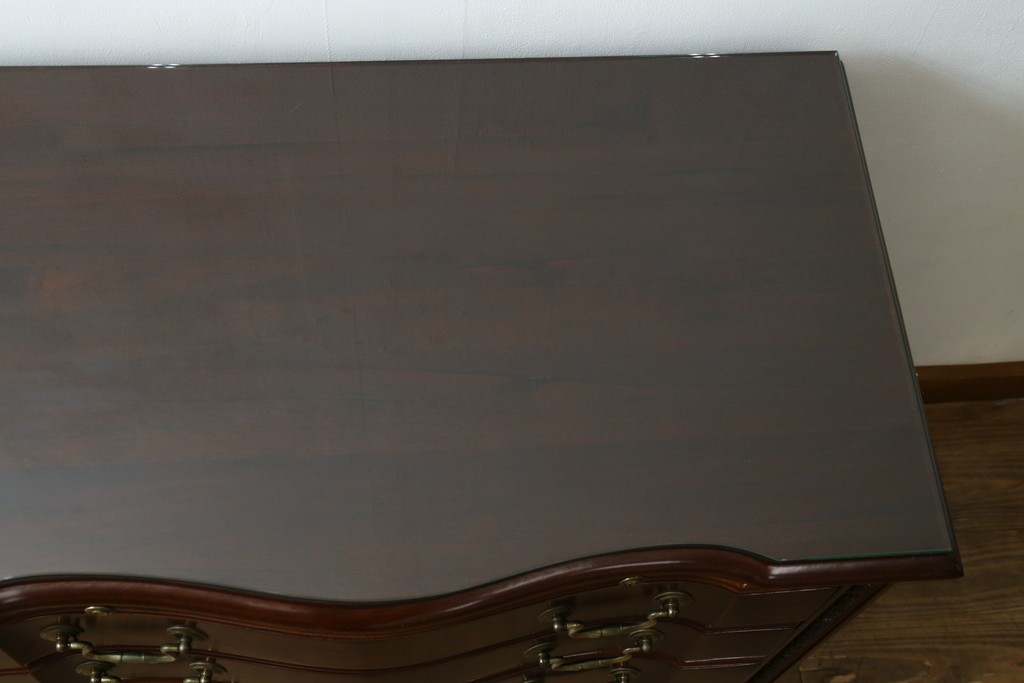 中古　美品　中央アメリカ製　マホガニー材　ゴールドの金具と彫刻装飾がクラシカルな拡張式テーブル付きチェスト　(R-085499)