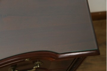中古　美品　中央アメリカ製　マホガニー材　ゴールドの金具と彫刻装飾がクラシカルな拡張式テーブル付きチェスト　(R-085499)