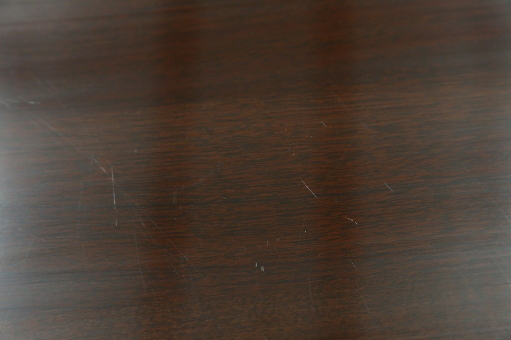 中古　美品　中央アメリカ製　マホガニー材　ゴールドの金具と彫刻装飾がクラシカルな拡張式テーブル付きチェスト　(R-085499)