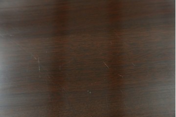 中古　美品　中央アメリカ製　マホガニー材　ゴールドの金具と彫刻装飾がクラシカルな拡張式テーブル付きチェスト　(R-085499)