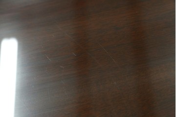 中古　美品　中央アメリカ製　マホガニー材　ゴールドの金具と彫刻装飾がクラシカルな拡張式テーブル付きチェスト　(R-085499)