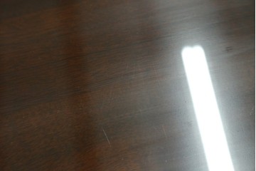 中古　美品　中央アメリカ製　マホガニー材　ゴールドの金具と彫刻装飾がクラシカルな拡張式テーブル付きチェスト　(R-085499)