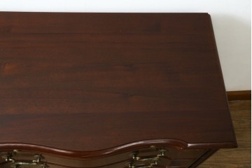 中古　美品　中央アメリカ製　マホガニー材　ゴールドの金具と彫刻装飾がクラシカルな拡張式テーブル付きチェスト　(R-085499)