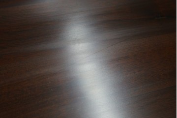 中古　美品　中央アメリカ製　マホガニー材　ゴールドの金具と彫刻装飾がクラシカルな拡張式テーブル付きチェスト　(R-085499)