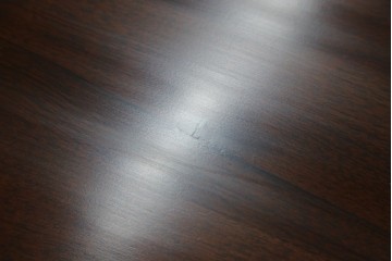 中古　美品　中央アメリカ製　マホガニー材　ゴールドの金具と彫刻装飾がクラシカルな拡張式テーブル付きチェスト　(R-085499)
