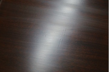 中古　美品　中央アメリカ製　マホガニー材　ゴールドの金具と彫刻装飾がクラシカルな拡張式テーブル付きチェスト　(R-085499)