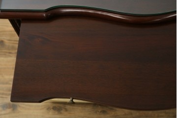 中古　美品　中央アメリカ製　マホガニー材　ゴールドの金具と彫刻装飾がクラシカルな拡張式テーブル付きチェスト　(R-085499)
