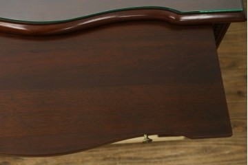 中古　美品　中央アメリカ製　マホガニー材　ゴールドの金具と彫刻装飾がクラシカルな拡張式テーブル付きチェスト　(R-085499)