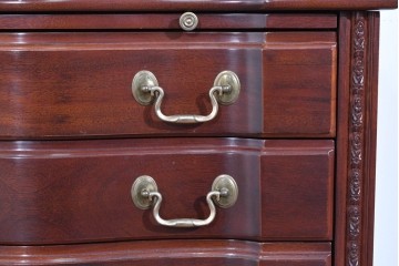 中古　美品　中央アメリカ製　マホガニー材　ゴールドの金具と彫刻装飾が映える拡張式テーブル付きチェスト　(R-085499)