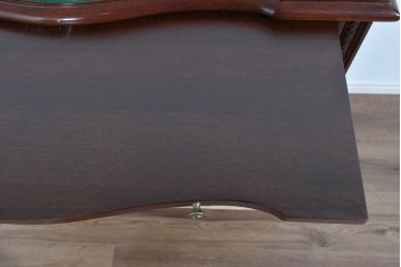 中古　美品　中央アメリカ製　マホガニー材　ゴールドの金具と彫刻装飾が映える拡張式テーブル付きチェスト　(R-085499)