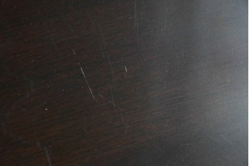 中古　美品　中央アメリカ製　マホガニー材　ゴールドの金具と彫刻装飾が映える拡張式テーブル付きチェスト　(R-085499)