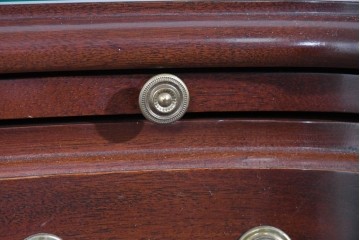 中古　美品　中央アメリカ製　マホガニー材　ゴールドの金具と彫刻装飾が映える拡張式テーブル付きチェスト　(R-085499)