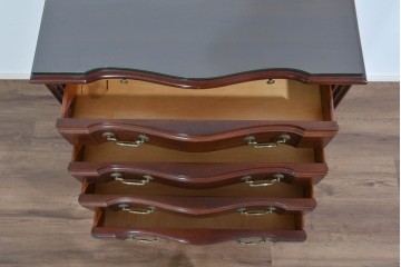 中古　美品　中央アメリカ製　マホガニー材　ゴールドの金具と彫刻装飾が映える拡張式テーブル付きチェスト　(R-085499)