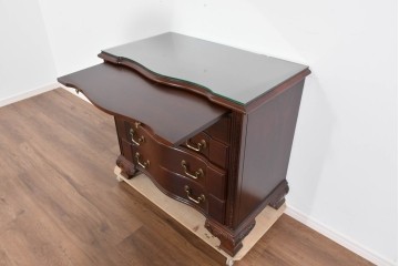 中古　美品　中央アメリカ製　マホガニー材　ゴールドの金具と彫刻装飾が映える拡張式テーブル付きチェスト　(R-085499)