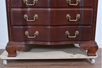 中古　美品　中央アメリカ製　マホガニー材　ゴールドの金具と彫刻装飾が映える拡張式テーブル付きチェスト　(R-085499)