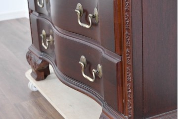 中古　美品　中央アメリカ製　マホガニー材　ゴールドの金具と彫刻装飾が映える拡張式テーブル付きチェスト　(R-085499)
