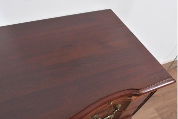 中古　美品　中央アメリカ製　マホガニー材　ゴールドの金具と彫刻装飾が映える拡張式テーブル付きチェスト　(R-085499)