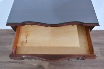 中古　美品　中央アメリカ製　マホガニー材　ゴールドの金具と彫刻装飾が映える拡張式テーブル付きチェスト　(R-085499)