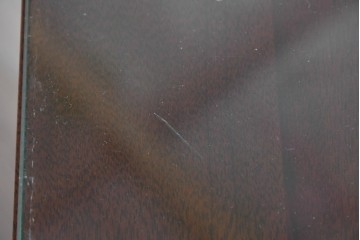 中古　美品　中央アメリカ製　マホガニー材　ゴールドの金具と彫刻装飾が映える拡張式テーブル付きチェスト　(R-085499)