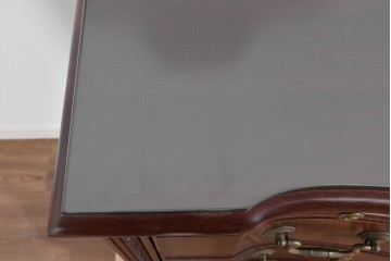 中古　美品　中央アメリカ製　マホガニー材　ゴールドの金具と彫刻装飾が映える拡張式テーブル付きチェスト　(R-085499)