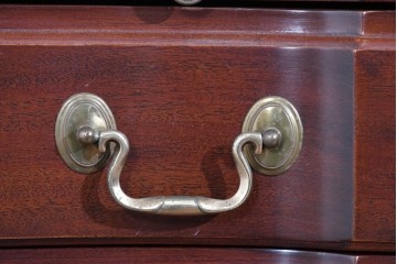 中古　美品　中央アメリカ製　マホガニー材　ゴールドの金具と彫刻装飾が映える拡張式テーブル付きチェスト　(R-085499)