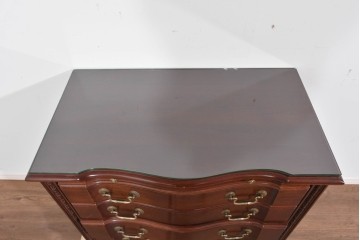 中古　美品　中央アメリカ製　マホガニー材　ゴールドの金具と彫刻装飾が映える拡張式テーブル付きチェスト　(R-085499)