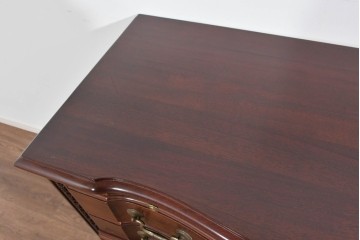 中古　美品　中央アメリカ製　マホガニー材　ゴールドの金具と彫刻装飾が映える拡張式テーブル付きチェスト　(R-085499)