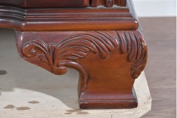 中古　美品　中央アメリカ製　マホガニー材　ゴールドの金具と彫刻装飾が映える拡張式テーブル付きチェスト　(R-085499)