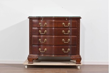 中古　美品　中央アメリカ製　マホガニー材　ゴールドの金具と彫刻装飾が映える拡張式テーブル付きチェスト　(R-085499)