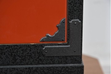 中古　美品　加茂箪笥　前板朱塗り　石目乾漆仕上げ　朱色が映える脚付きローチェスト　定価約45万円相当　(R-085500)