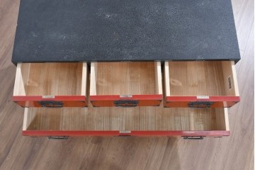 中古　美品　加茂箪笥　前板朱塗り　石目乾漆仕上げ　朱色が映える脚付きローチェスト　定価約45万円相当　(R-085500)