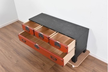 中古　美品　加茂箪笥　前板朱塗り　石目乾漆仕上げ　朱色が映える脚付きローチェスト　定価約45万円相当　(R-085500)
