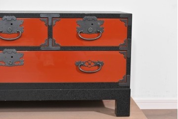 中古　美品　加茂箪笥　前板朱塗り　石目乾漆仕上げ　朱色が映える脚付きローチェスト　定価約45万円相当　(R-085500)