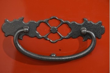 中古　美品　加茂箪笥　前板朱塗り　石目乾漆仕上げ　朱色が映える脚付きローチェスト　定価約45万円相当　(R-085500)