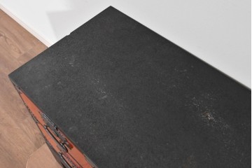 中古　美品　加茂箪笥　前板朱塗り　石目乾漆仕上げ　朱色が映える脚付きローチェスト　定価約45万円相当　(R-085500)
