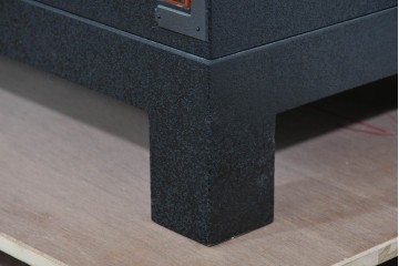 中古　美品　加茂箪笥　前板朱塗り　石目乾漆仕上げ　朱色が映える脚付きローチェスト　定価約45万円相当　(R-085500)