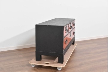 中古　美品　加茂箪笥　前板朱塗り　石目乾漆仕上げ　朱色が映える脚付きローチェスト　定価約45万円相当　(R-085500)