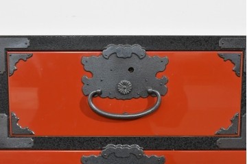 中古　美品　加茂箪笥　前板朱塗り　石目乾漆仕上げ　朱色が映える脚付きローチェスト　定価約45万円相当　(R-085500)