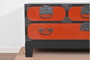 中古　美品　加茂箪笥　前板朱塗り　石目乾漆仕上げ　朱色が映える脚付きローチェスト　定価約45万円相当　(R-085500)