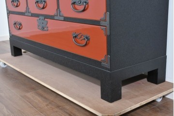 中古　美品　加茂箪笥　前板朱塗り　石目乾漆仕上げ　朱色が映える脚付きローチェスト　定価約45万円相当　(R-085500)