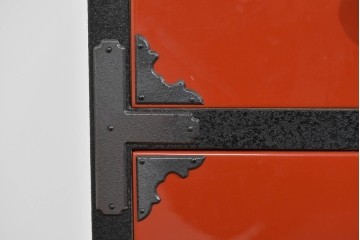 中古　美品　加茂箪笥　前板朱塗り　石目乾漆仕上げ　朱色が映える脚付きローチェスト　定価約45万円相当　(R-085500)