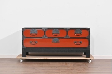 中古　美品　加茂箪笥　前板朱塗り　石目乾漆仕上げ　朱色が映える脚付きローチェスト　定価約45万円相当　(R-085500)