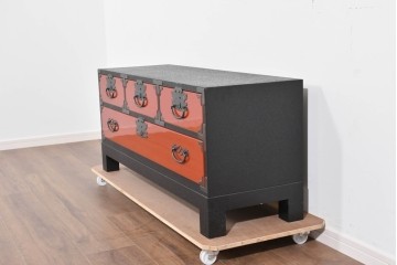 中古　美品　加茂箪笥　前板朱塗り　石目乾漆仕上げ　朱色が映える脚付きローチェスト　定価約45万円相当　(R-085500)